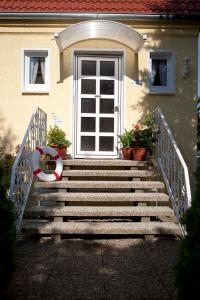 eine Treppe, die zu einem Haus mit einer Tür führt in der Unterkunft Gönndyr in Travemünde