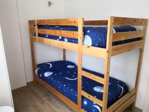 מיטה או מיטות קומותיים בחדר ב-Casa di Giusy al mare