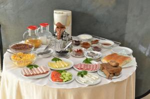 Ein Tisch mit einem Haufen Essen drauf. in der Unterkunft Moonbeam Hotel in Pefkari