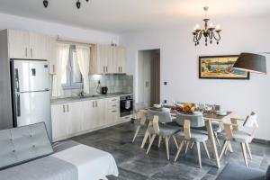 A kitchen or kitchenette at Kampaki Stone Houses