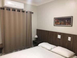 Un pat sau paturi într-o cameră la Hotel Redentora Plaza