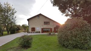 ein großes Haus auf einem Rasen mit Auffahrt in der Unterkunft Maison d'hôtes Saint Alary in Lavaur