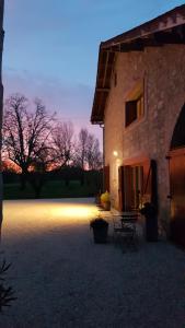 ein Gebäude mit einem Tisch und Stühlen davor in der Unterkunft Maison d'hôtes Saint Alary in Lavaur