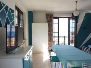 ein Esszimmer mit blauen Wänden und einem Tisch in der Unterkunft New Piccolo Residence in Malcesine