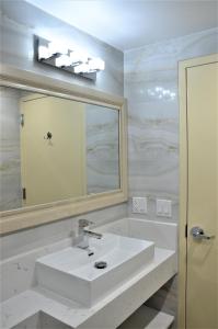 A bathroom at LIC Plaza Hotel