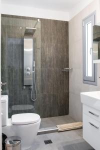 A bathroom at Kampaki Stone Houses