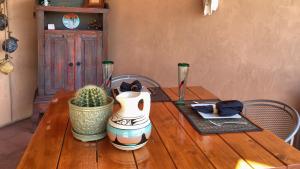 ビッグ・ウォーターにあるDreamkatchers Lake Powell Bed & Breakfastの木製テーブル +24枚の写真