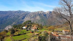 wioska na wzgórzu z górami w tle w obiekcie Casinha do João no Gerês w mieście Alamela