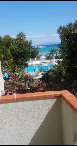 En udsigt til poolen hos RP appartamenti sul mare Brolo eller i nærheden