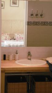 a bathroom with a sink and a mirror at Les Luz - Chambres d'hôtes in Uzeste