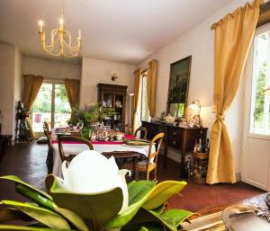 uma sala de jantar com uma mesa com um chapéu branco em Les Luz - Chambres d'hôtes em Uzeste