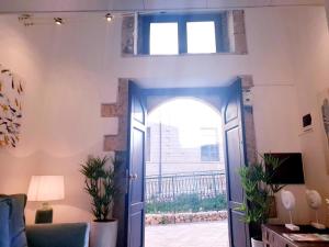 an open door into a room with a window at Dimora Montalto,indipendente con terrazzo privato in Syracuse