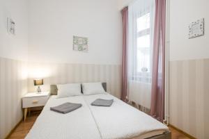 - une chambre blanche avec un lit et une fenêtre dans l'établissement XXL Apartment Old Town 24 h - check in, Wi-Fi, à Cracovie