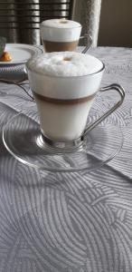 zwei Tassen Kaffee auf einer Glasplatte auf einem Tisch in der Unterkunft L'artè in Cascina