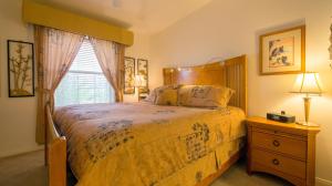 Un dormitorio con una cama grande y una ventana en Dreamkatchers Lake Powell Bed & Breakfast, en Big Water