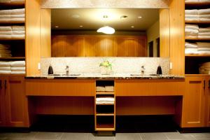 une salle de bain avec deux lavabos et un grand miroir dans l'établissement Long Beach Lodge Resort, à Tofino 27 autres photos