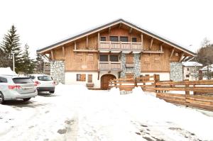 レ・デュー・アルプにある2 Alpes - Appartement Ski aux piedsの雪家