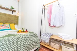 A bed or beds in a room at Mediterrani Studio - The Old Town