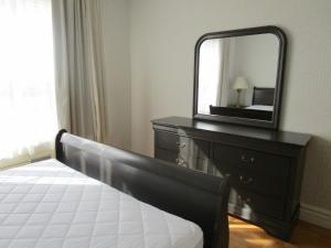 Postel nebo postele na pokoji v ubytování Claymore Inn and Suites