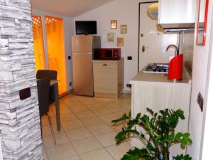 een keuken met een koelkast en een aanrecht bij Appartamento Oristano città in Oristano
