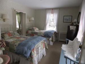 1 Schlafzimmer mit 2 Betten und einem Fenster in der Unterkunft Covered Bridge House in Glen