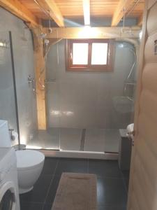 A bathroom at Stavlos