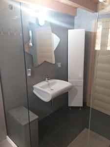 A bathroom at Stavlos