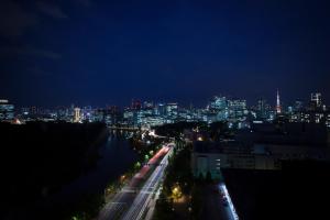 uitzicht op een stad in de nacht met een rivier bij Hotel Grand Arc Hanzomon in Tokyo