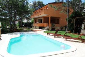 Bazén v ubytovaní Apartments Lili I alebo v jeho blízkosti