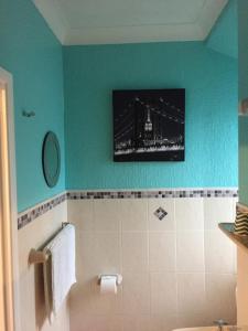 A bathroom at The White Lodge 