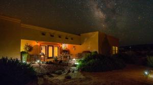 ビッグ・ウォーターにあるDreamkatchers Lake Powell Bed & Breakfastの夜の家