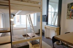 Zimmer mit einem Hochbett und einem Kamin in der Unterkunft Cosy Appartement proche Gares #1 in Lille