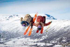 zwei Menschen in der Luft auf Skiern im Schnee in der Unterkunft Ådnebu by Norgesbooking - cabin with 3 bedrooms in Geilo