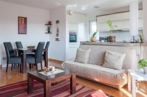 Ein Sitzbereich in der Unterkunft Modern and bright apartment in Ruma