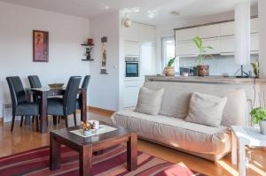 Köök või kööginurk majutusasutuses Modern and bright apartment in Ruma