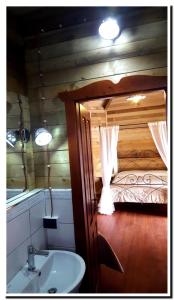 San Biagio Platani的住宿－El Bait，一间带水槽的浴室和一张位于客房内的床