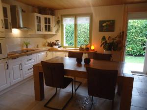 KiOui في Rennes-les-Bains: مطبخ مع طاولة وكراسي خشبية