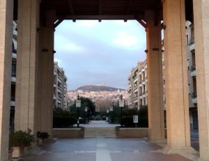 - une vue sur un couloir entre deux grands bâtiments dans l'établissement Appartamento Casa Lina, à Assise