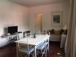 sala de estar con mesa blanca y sillas en Mendoza Centrico Departamento Amoblado en Mendoza