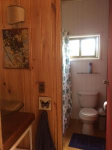 a bathroom with a toilet and a window at Horizonte Infinito in Tunquen