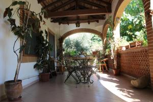 une entrée voûtée avec une table et des plantes dans une maison dans l'établissement La Casa Dell'antiquario, à Graniti