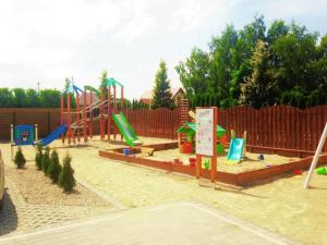einen Spielplatz mit Rutsche und Spielstruktur in der Unterkunft Piaskowa Polana in Dębki