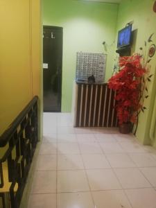 un pasillo con una puerta y una planta en Dormitels.ph Ermita en Manila