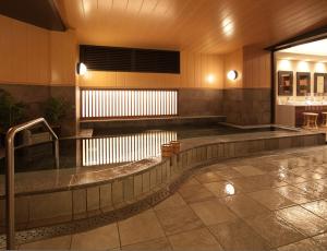 北九州的住宿－黑崎西鐵旅館，游泳池,位于带大堂的建筑内