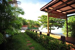 Imagen de la galería de Chalong Beach Front Residence, en Rawai Beach