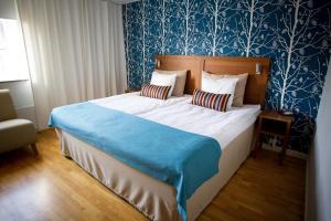 Postel nebo postele na pokoji v ubytování Hotell Conrad + 37 fotografií