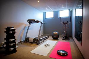 Fitness centrum a/nebo fitness zařízení v ubytování Hotell Conrad