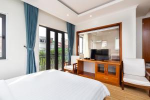 胡志明市的住宿－陽光酒店和公寓，一间卧室配有一张床和电视