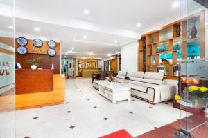 Khu vực ghế ngồi tại Sunny Hotel and Apartment