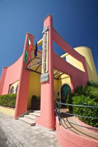 un edificio colorido con escaleras delante en Lo Scacciapensieri Hotel & Restaurant, en Monteroni di Lecce